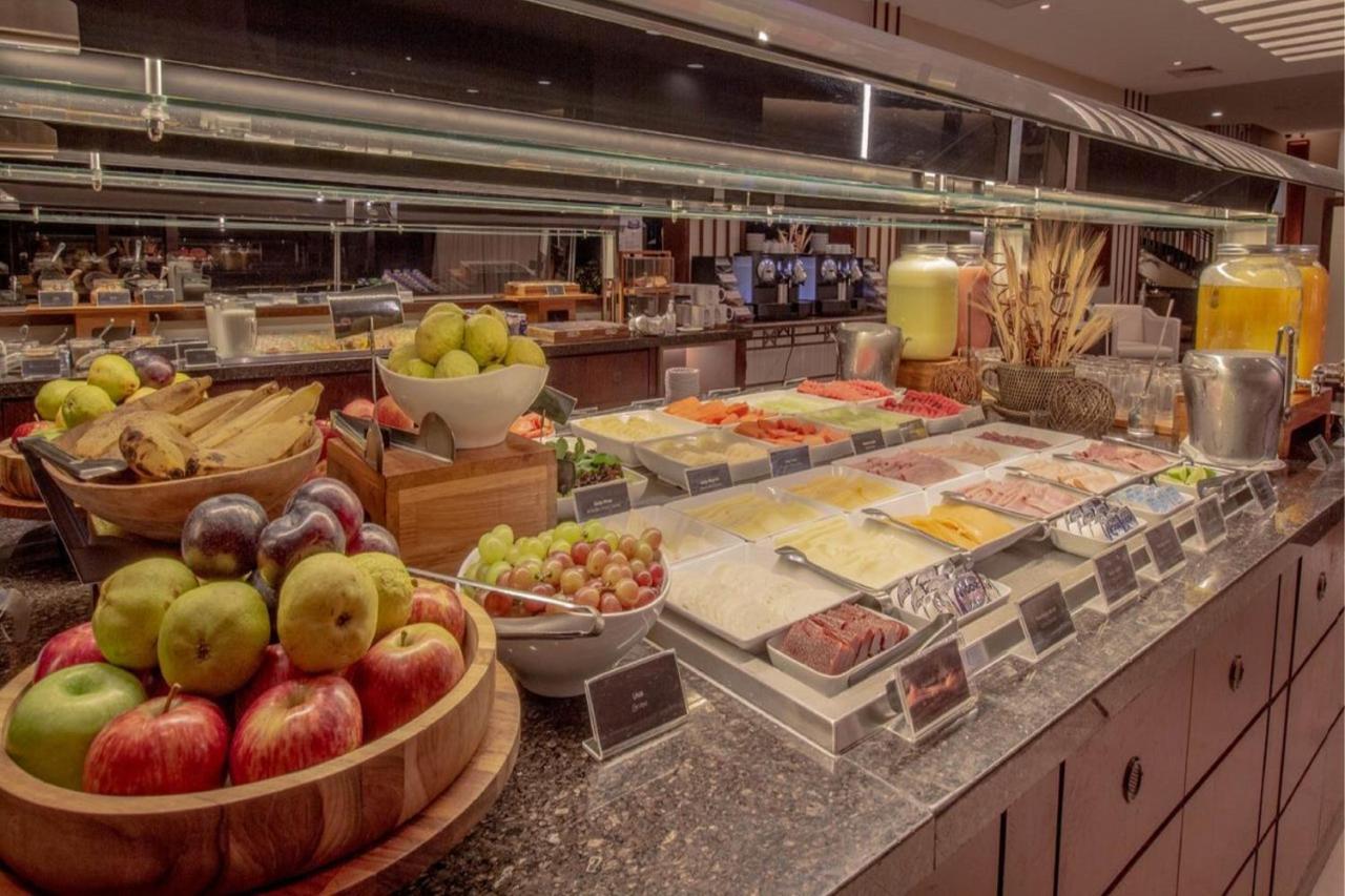 Marriott Sao Paulo Airport Hotel Guarulhos Exterior photo A buffet at a hotel