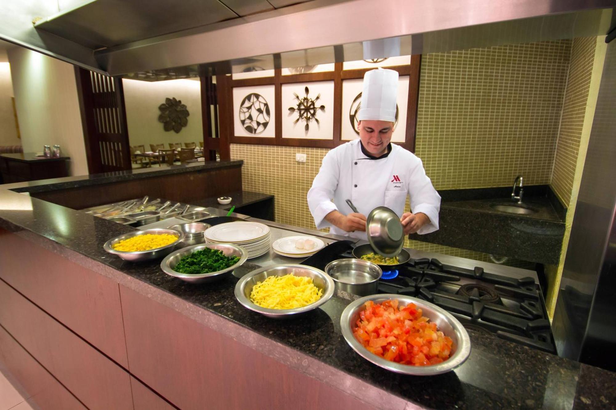 Marriott Sao Paulo Airport Hotel Guarulhos Exterior photo A chef preparing food